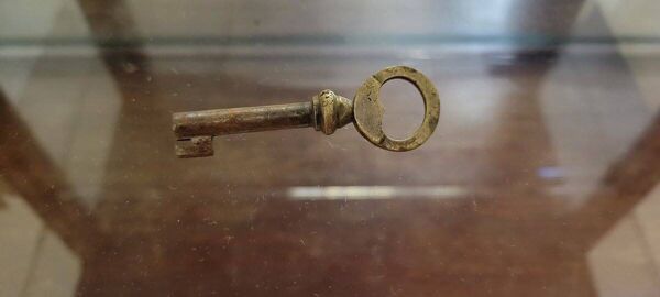 Vitrine style Louis XV en marqueterie de bois nobles