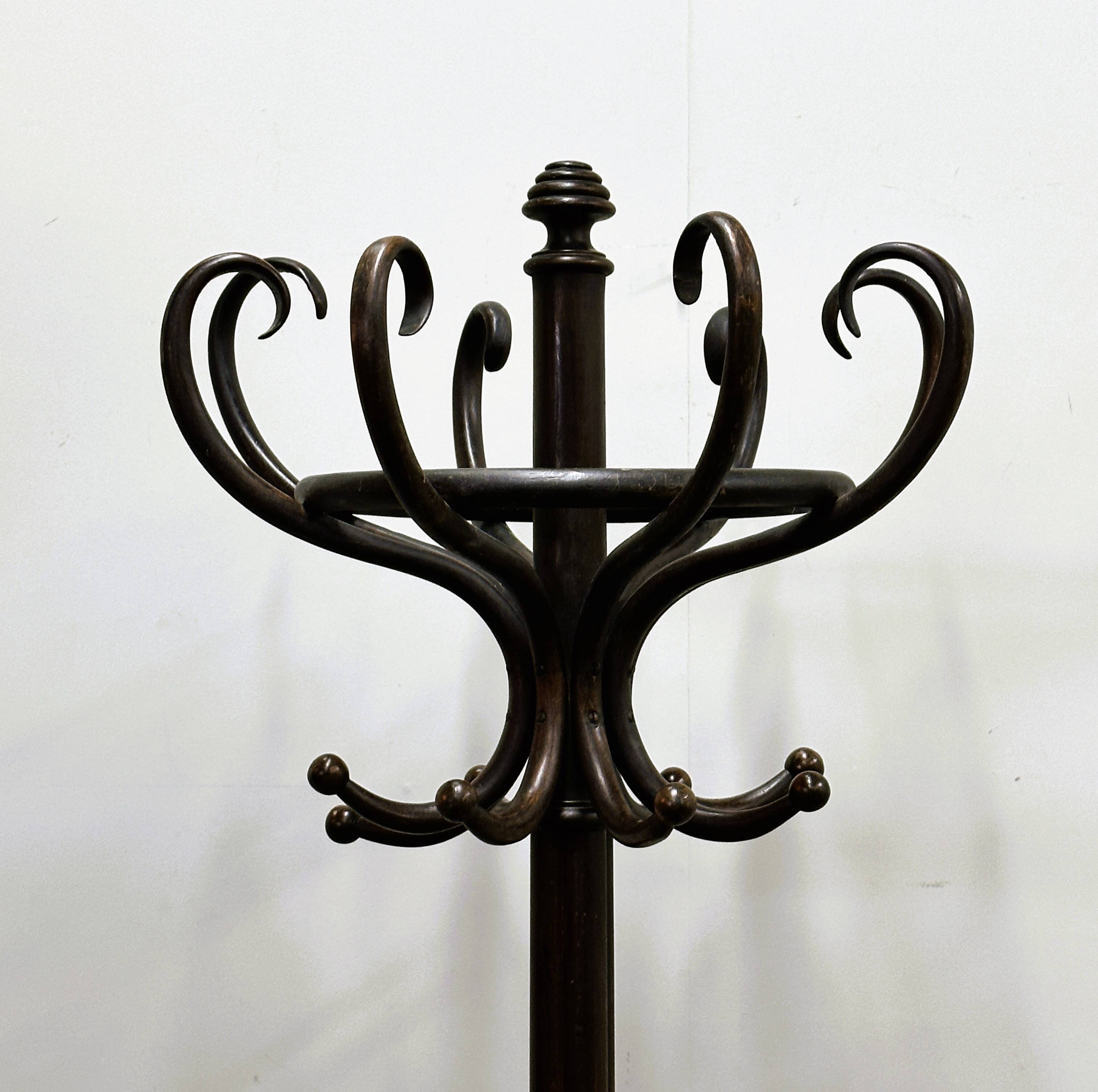Grand porte-manteau Art Nouveau en bois courbé par Thonet. Vienne, 1879-1887