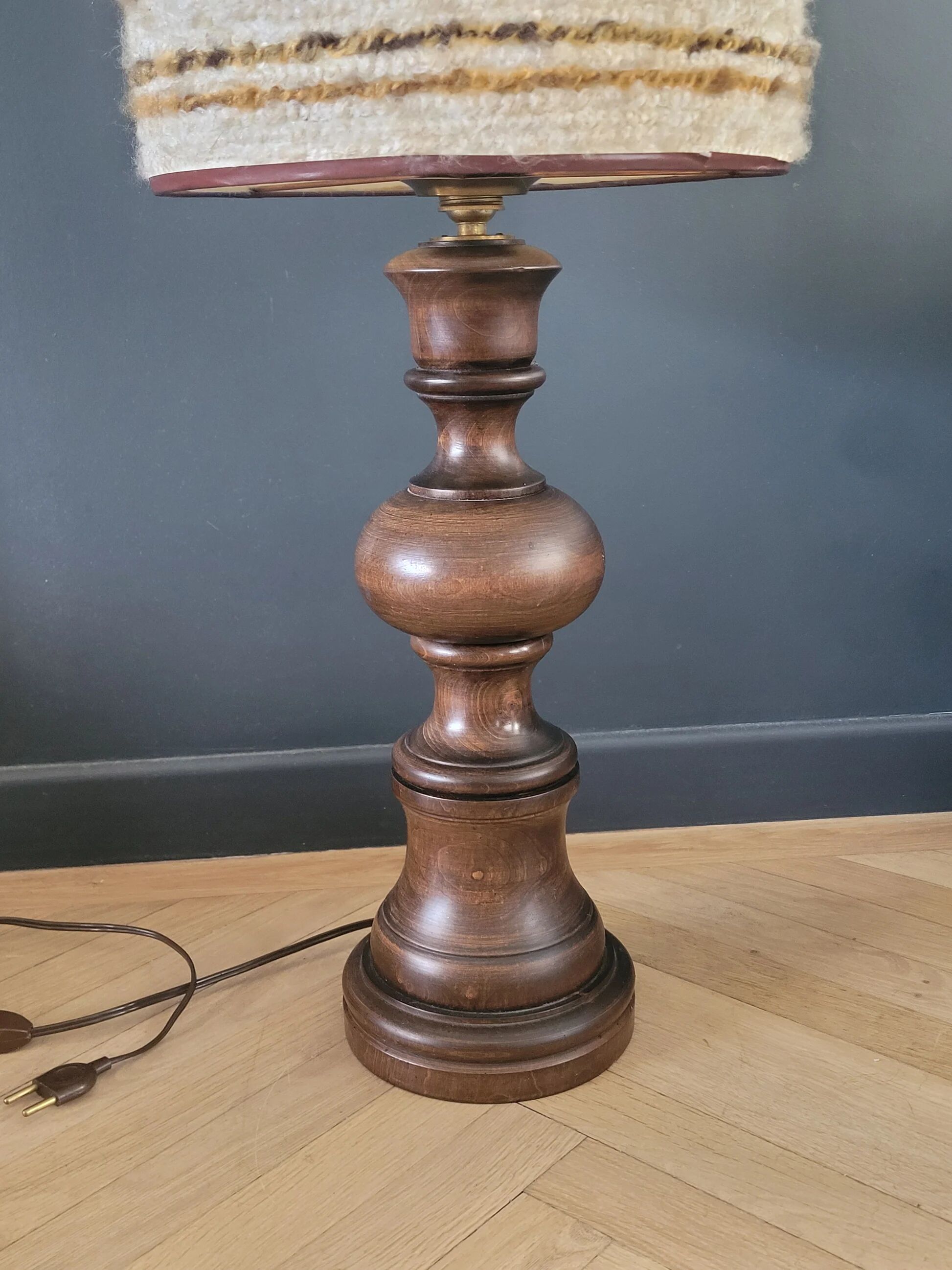 Grande lampe vintage pied bois abat-jour laine bouclettes - Ref 1025
