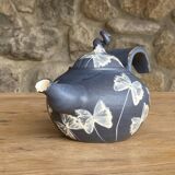 Théière en émail bleu avec motif de feuilles signée par l'artiste