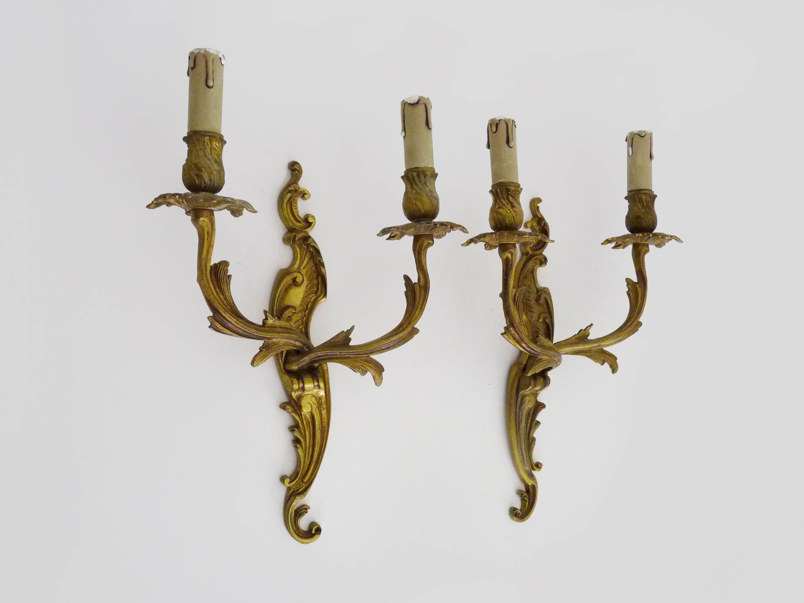 Ancienne paire d'appliques murales à double feux en bronze ou laiton, feuille d'acanthes. Années 60