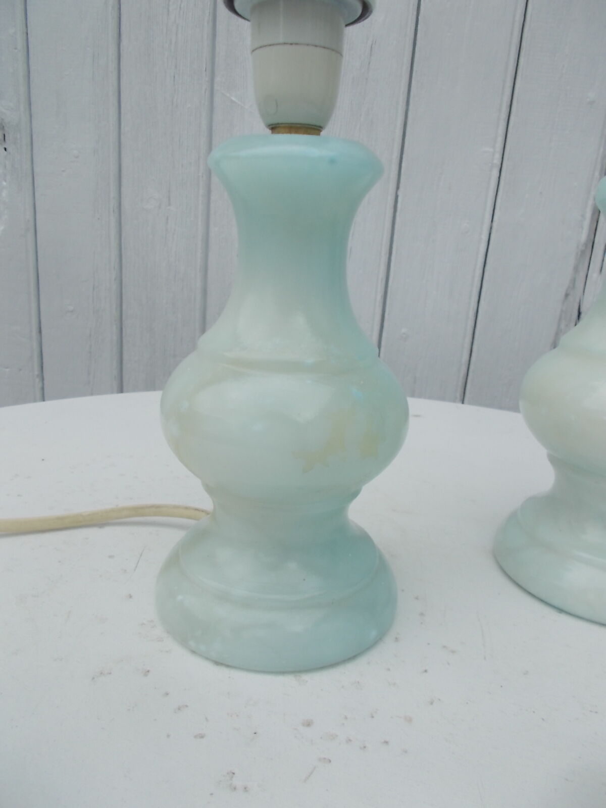 Paire de lampes en albâtre bleu clair