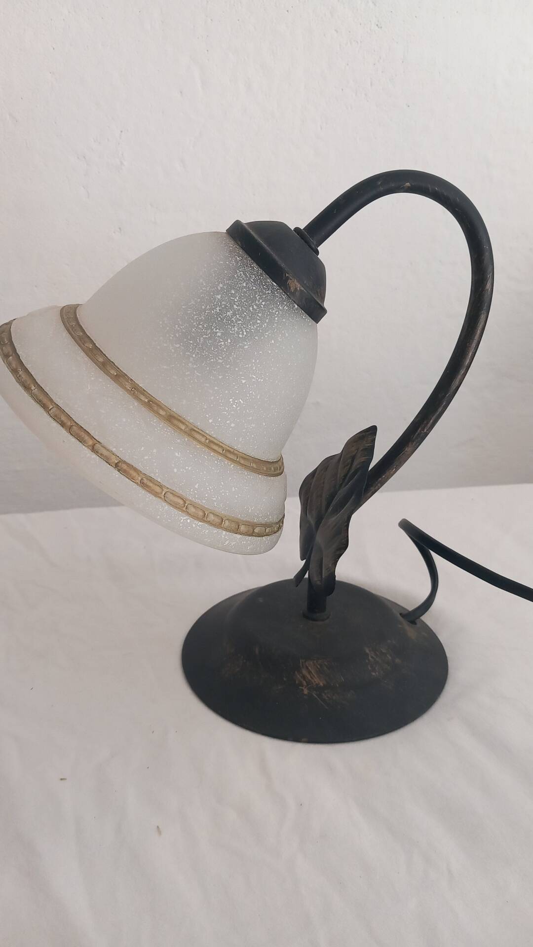 Pair of lamps in iron and satin glass – Florentine style / Art Nouveau