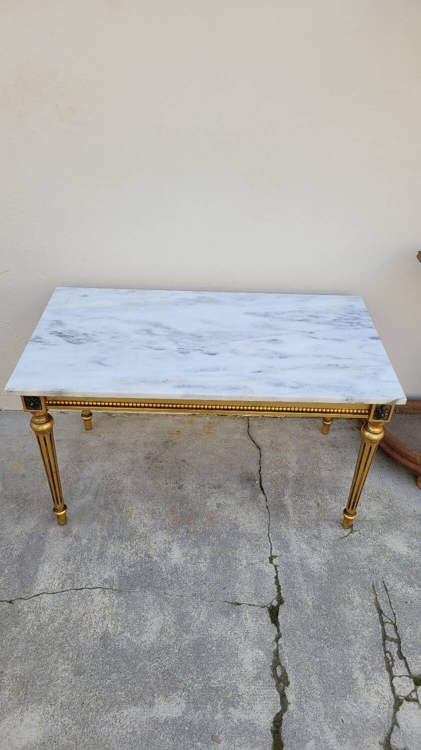 Table basse style Louis XVI en marbre et bois doré