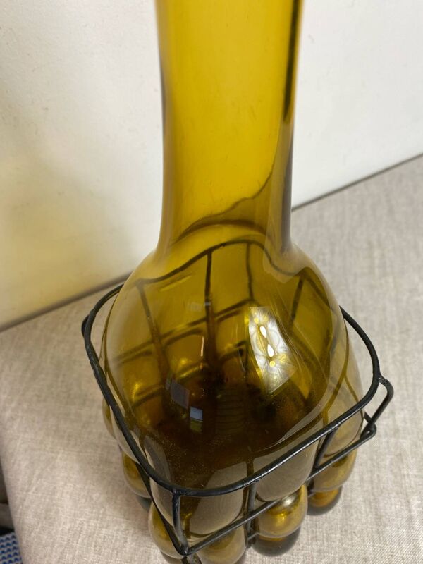 Carafe en verre enchâssée dans du fer forgé