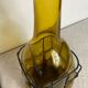 Carafe en verre enchâssée dans du fer forgé