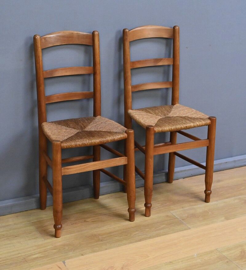 Pair of rush-seated chairs in cherry wood – late 19th century