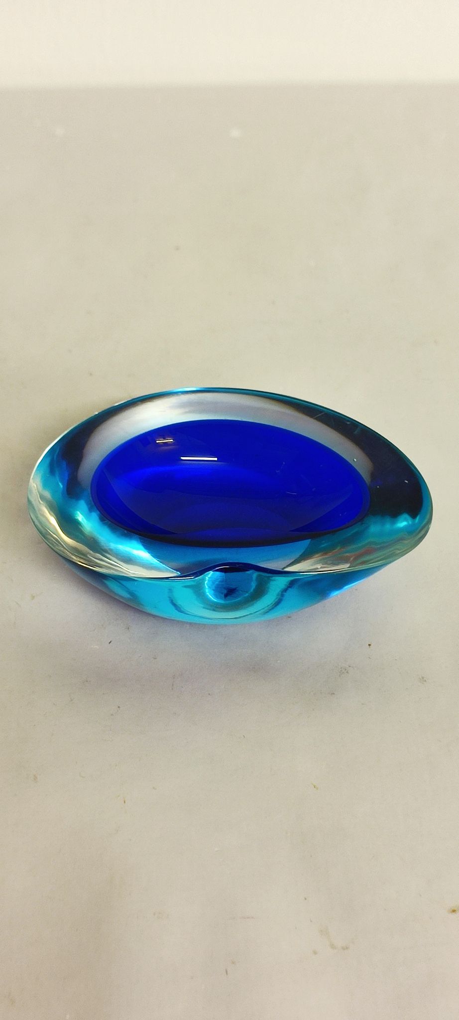 Bol « Sommerso » en verre de Murano. Italie, années 1970.