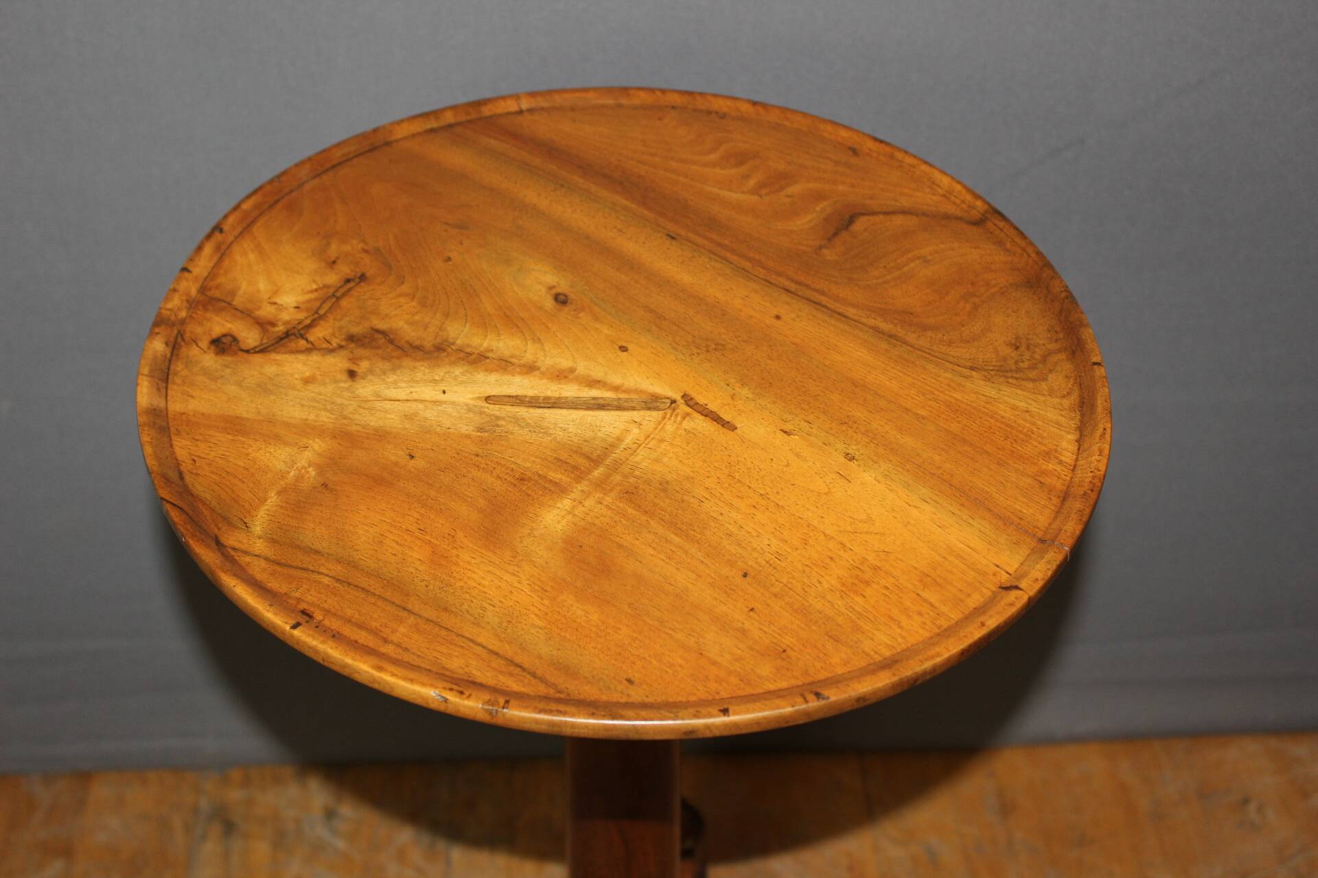 Empire walnut gueridon from the 19th century