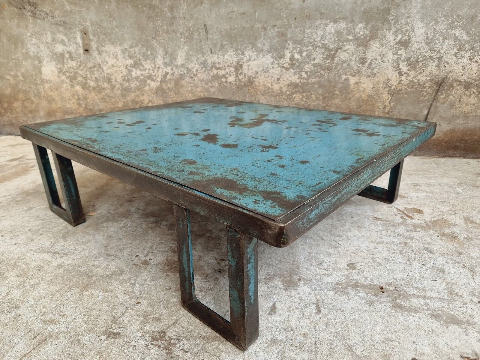 Table basse industrielle acier azur 90 x 110 cm