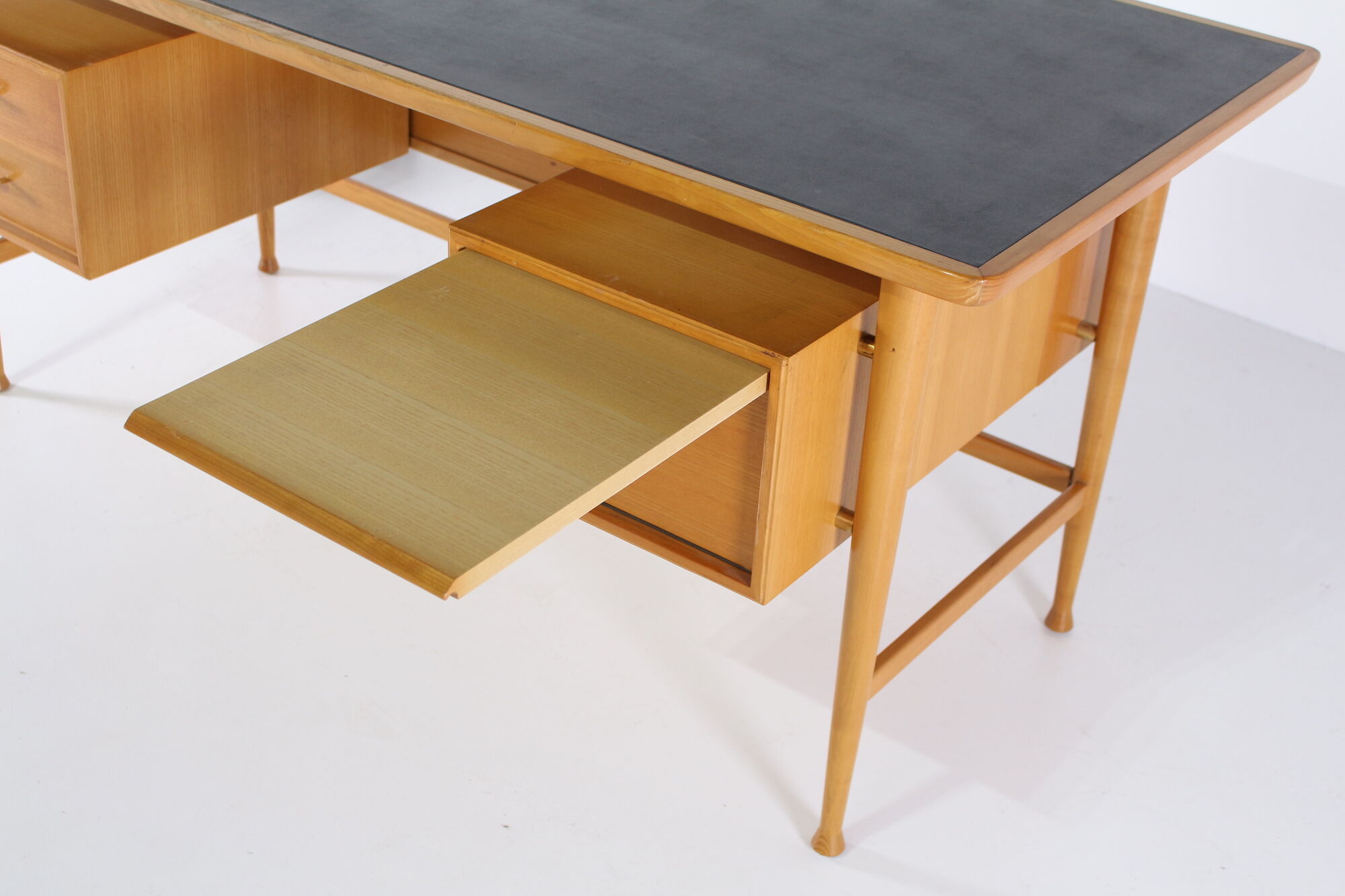 Scandinavian desk all sides