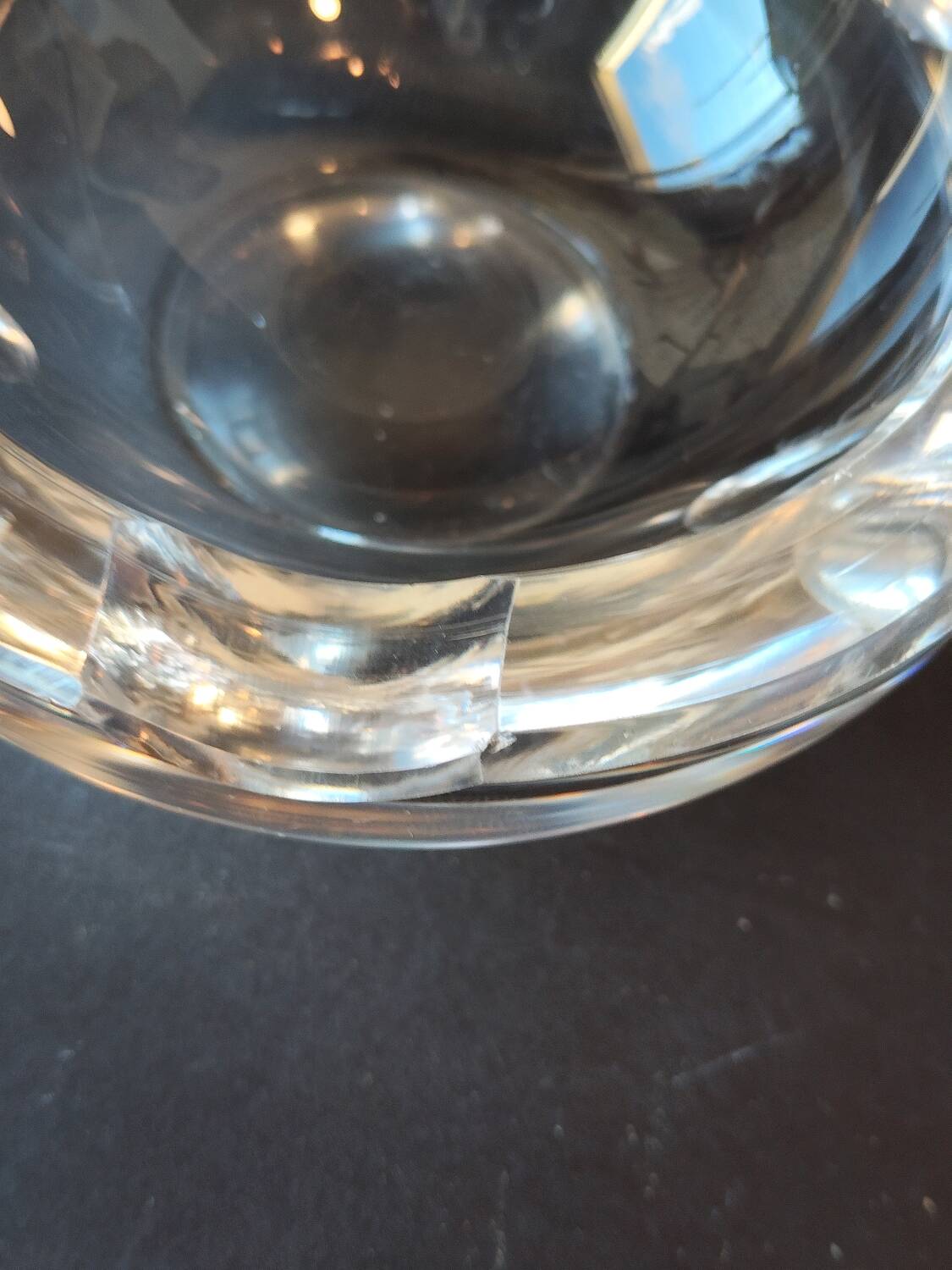 Cendrier moderniste en cristal signé Daum Nancy France avec pilon