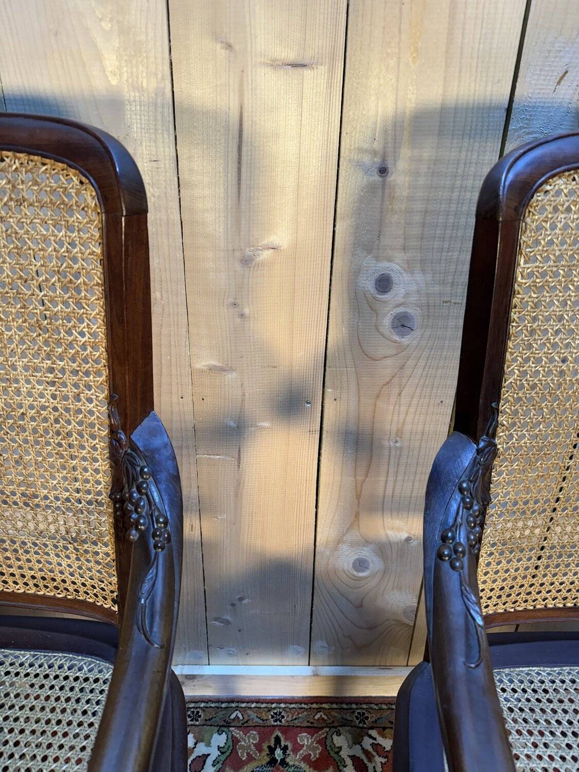 Paire de larges fauteuils cannés d'époque Art Nouveau