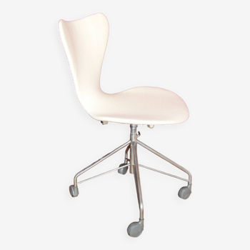 Chaise bureau 3117 par Arne Jacobsen
