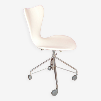 Office chair 3117 by Arne Jacobsen