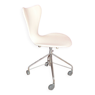 Office chair 3117 by Arne Jacobsen