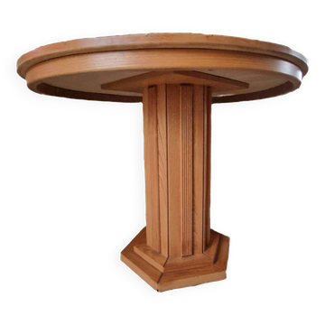 Round dining table