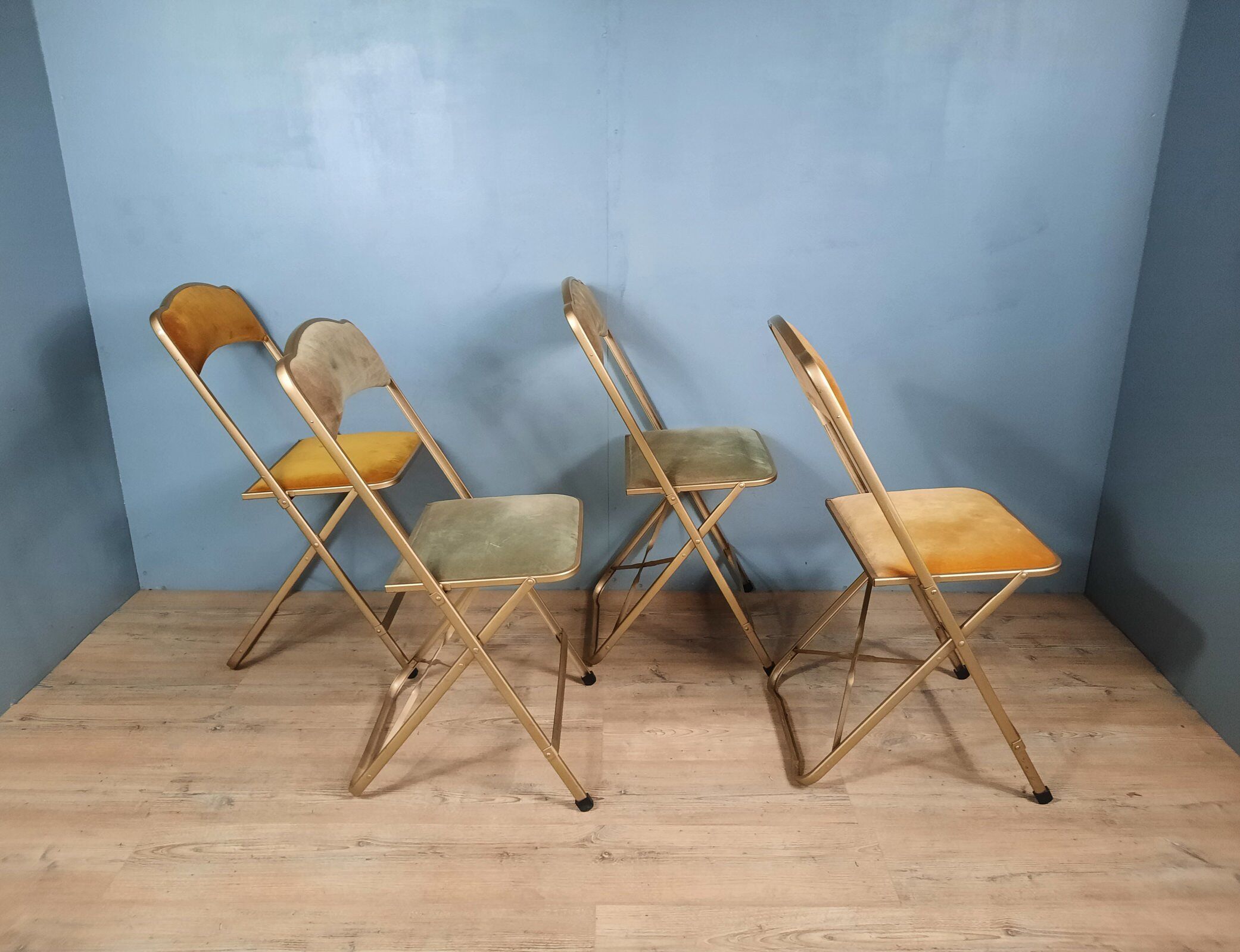 Set of 4 vintage folding chairs