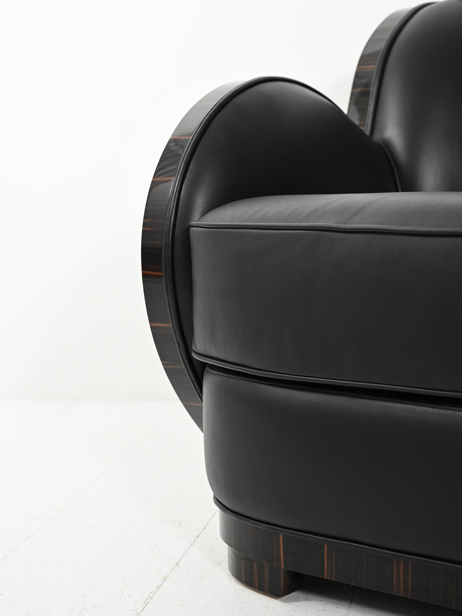 Une paire de fauteuils de style Art Déco scandinave.