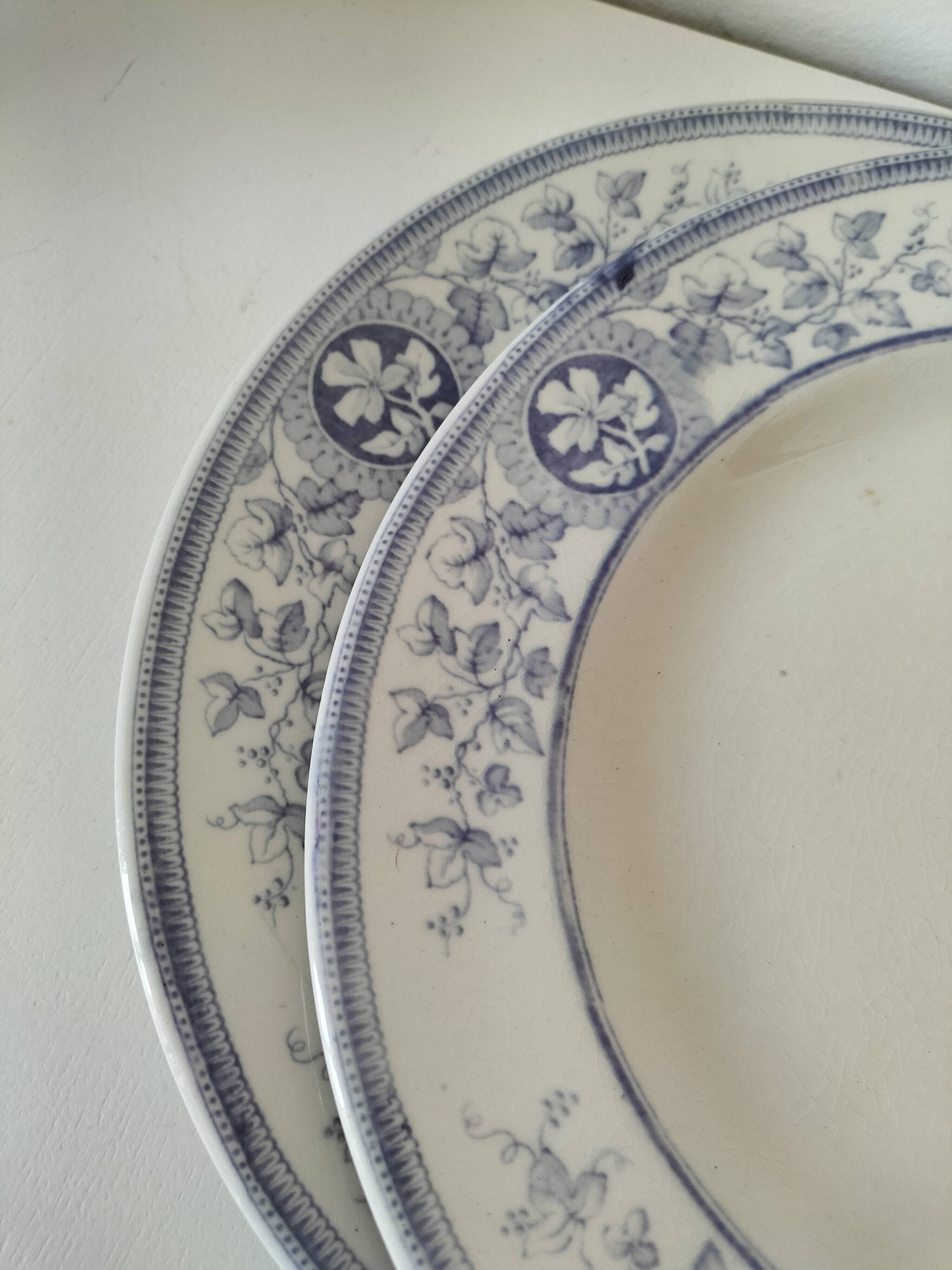 Trio d’assiettes anglaises en faïence fine bleue et blanche, début 20ème
