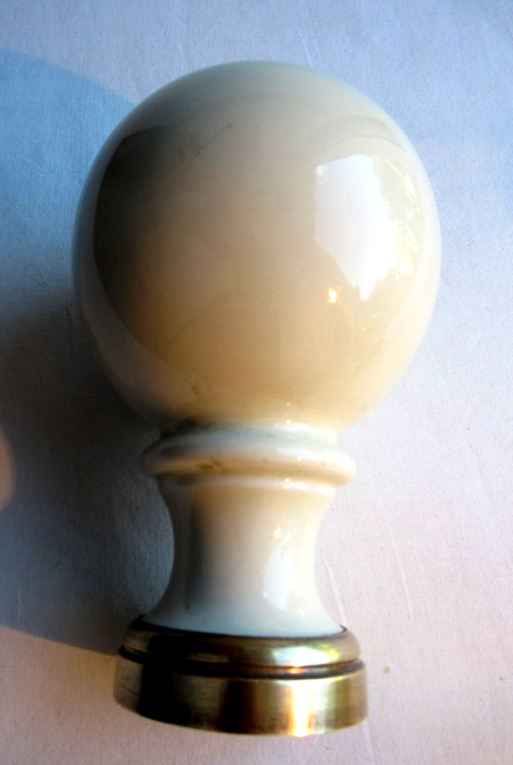 Twentieth art deco staircase ball in beige porcelain and gilded brass