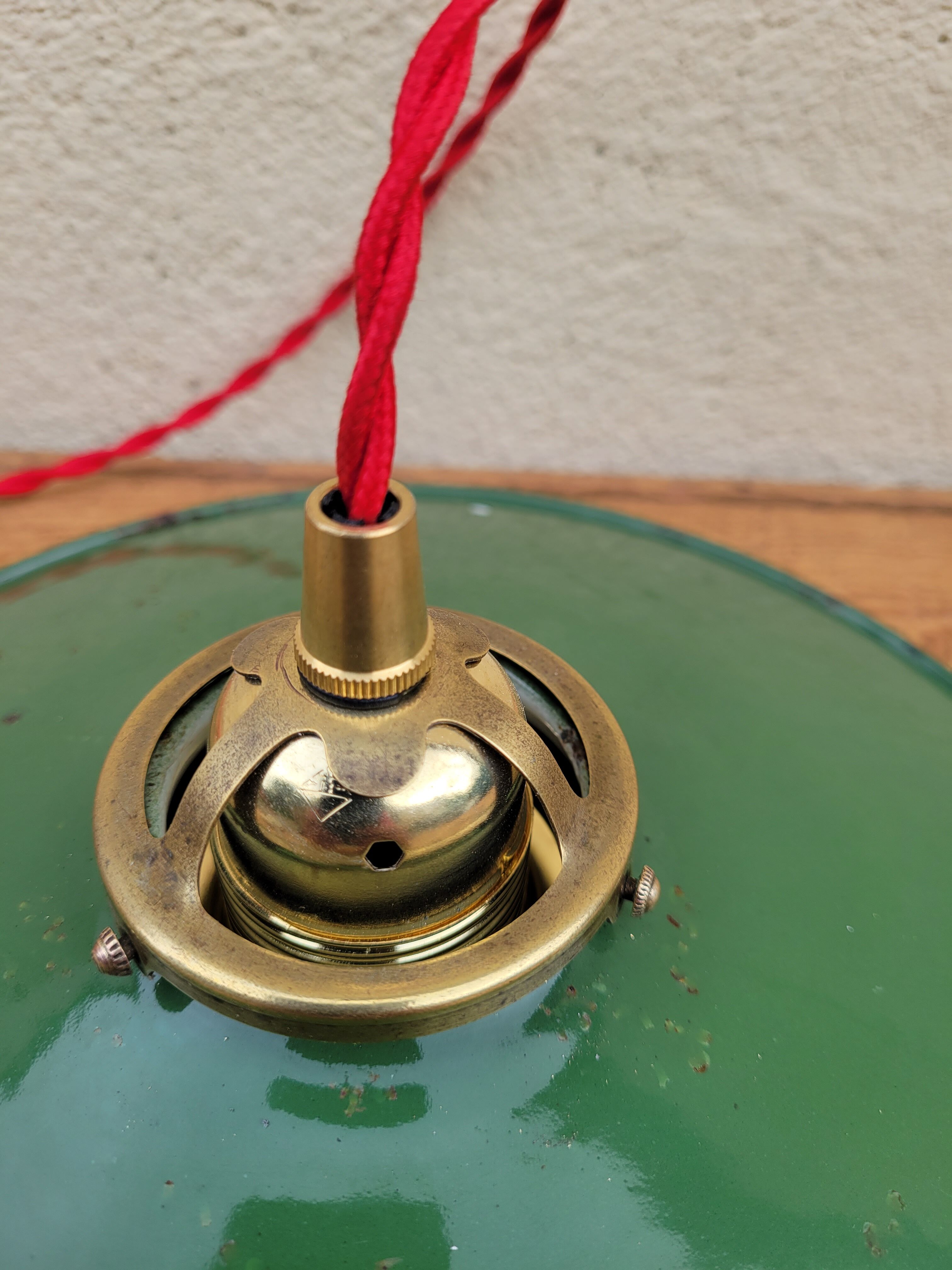 Enamelled sheet metal suspension