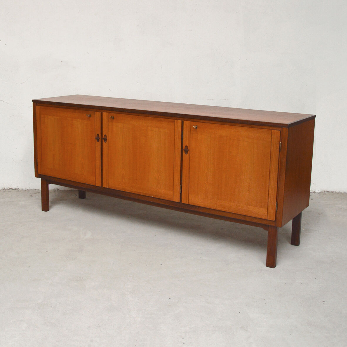 Row 3 doors clear teak, 1960