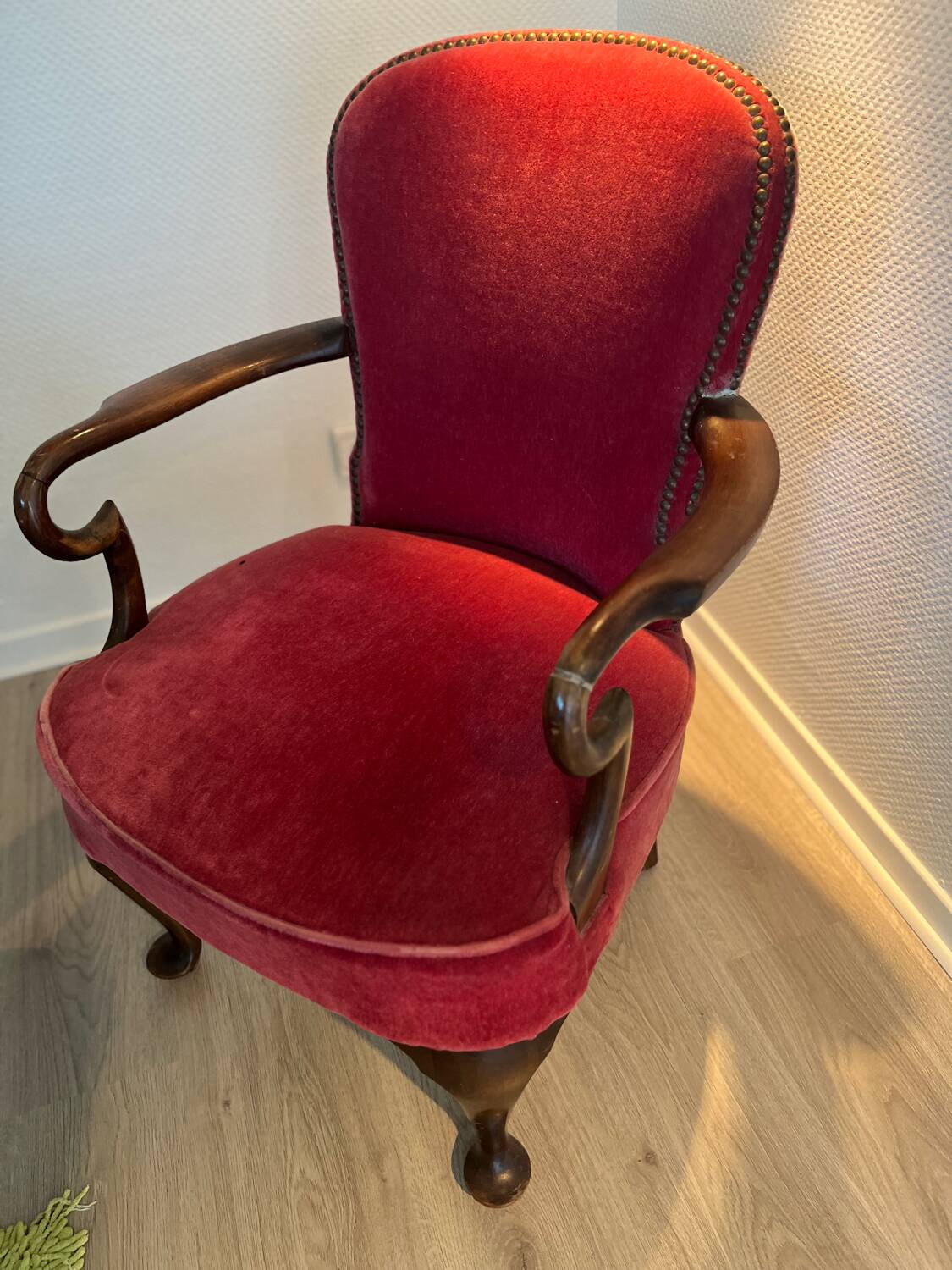Antique armchair in burgundy velvet