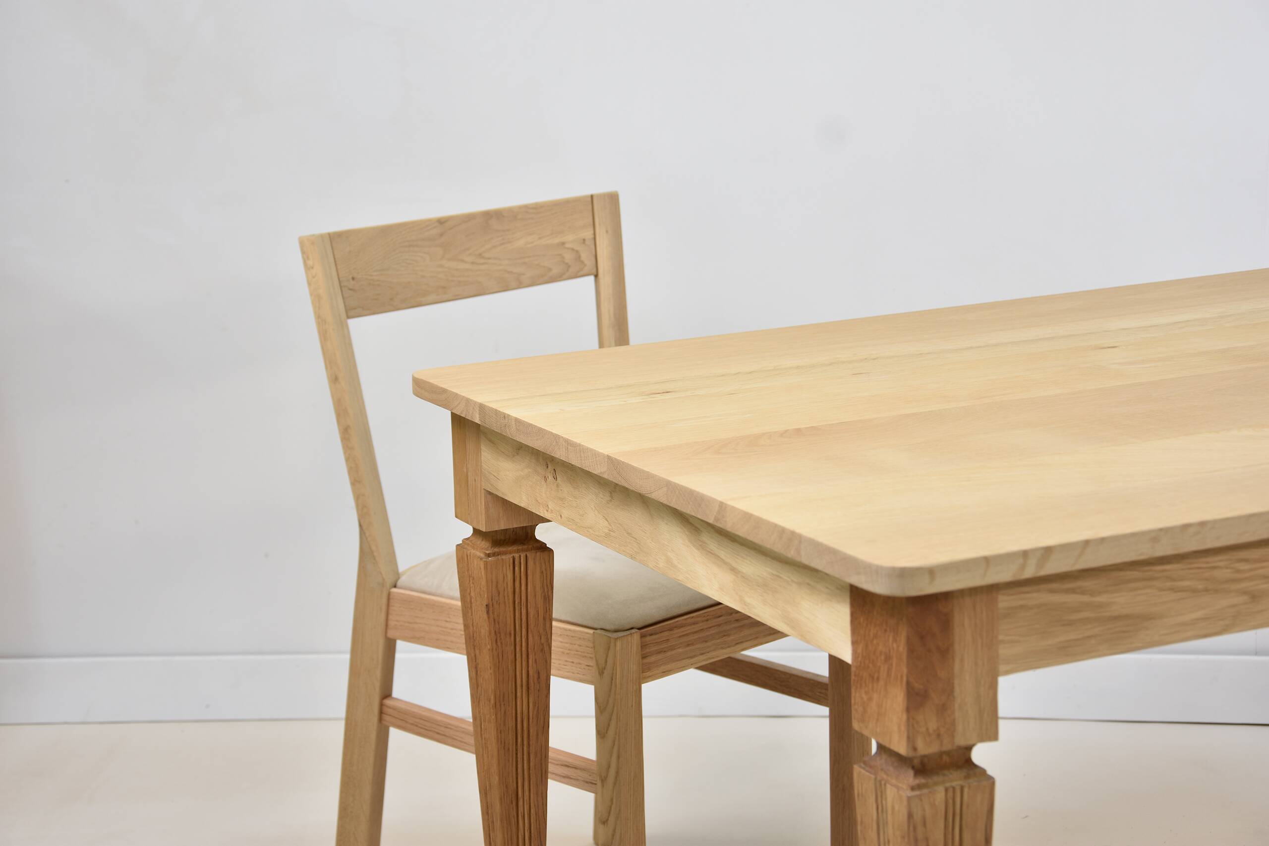 Table en chêne clair avec des pieds anciens