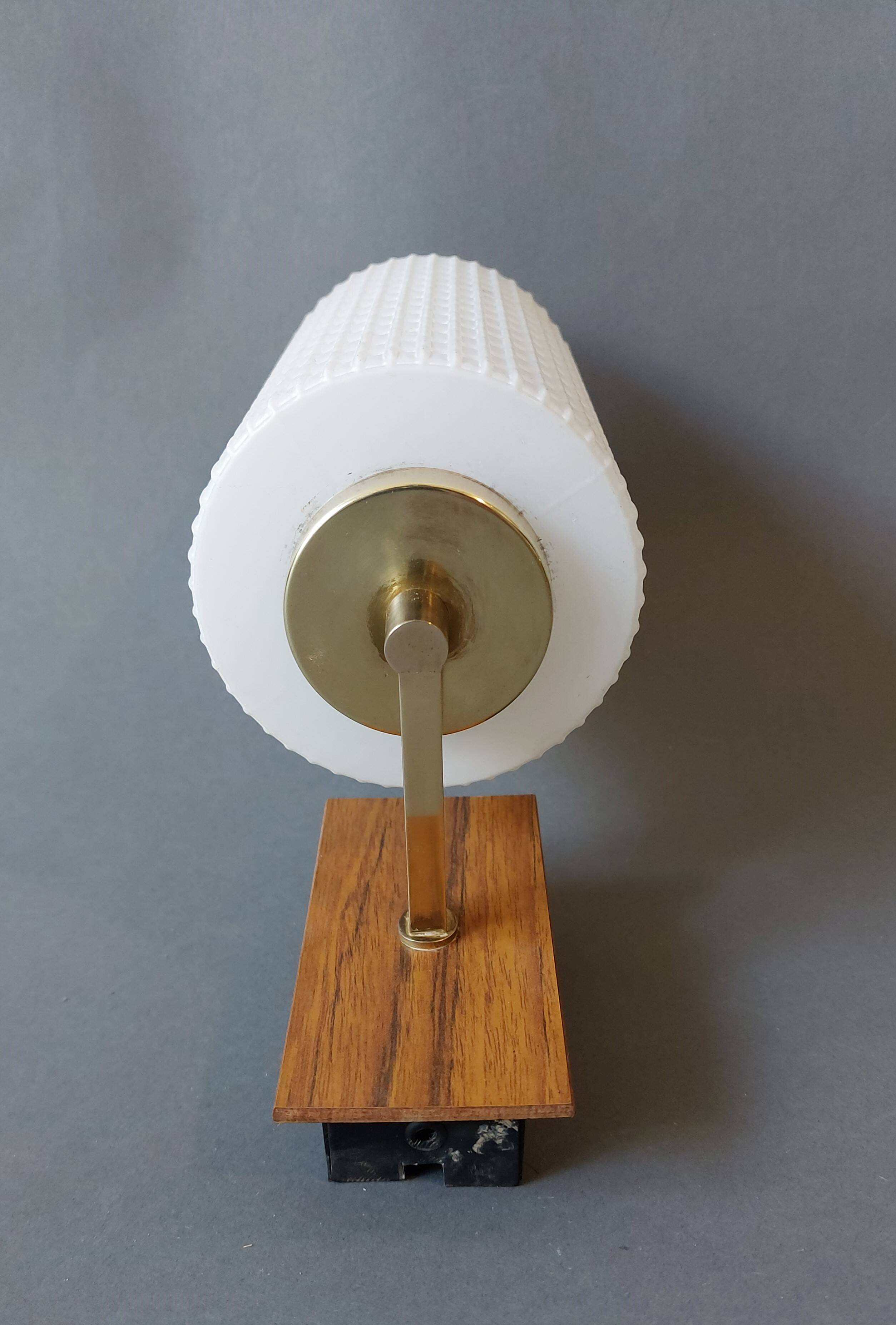 1960 wall light in gilded brass and rosewood.