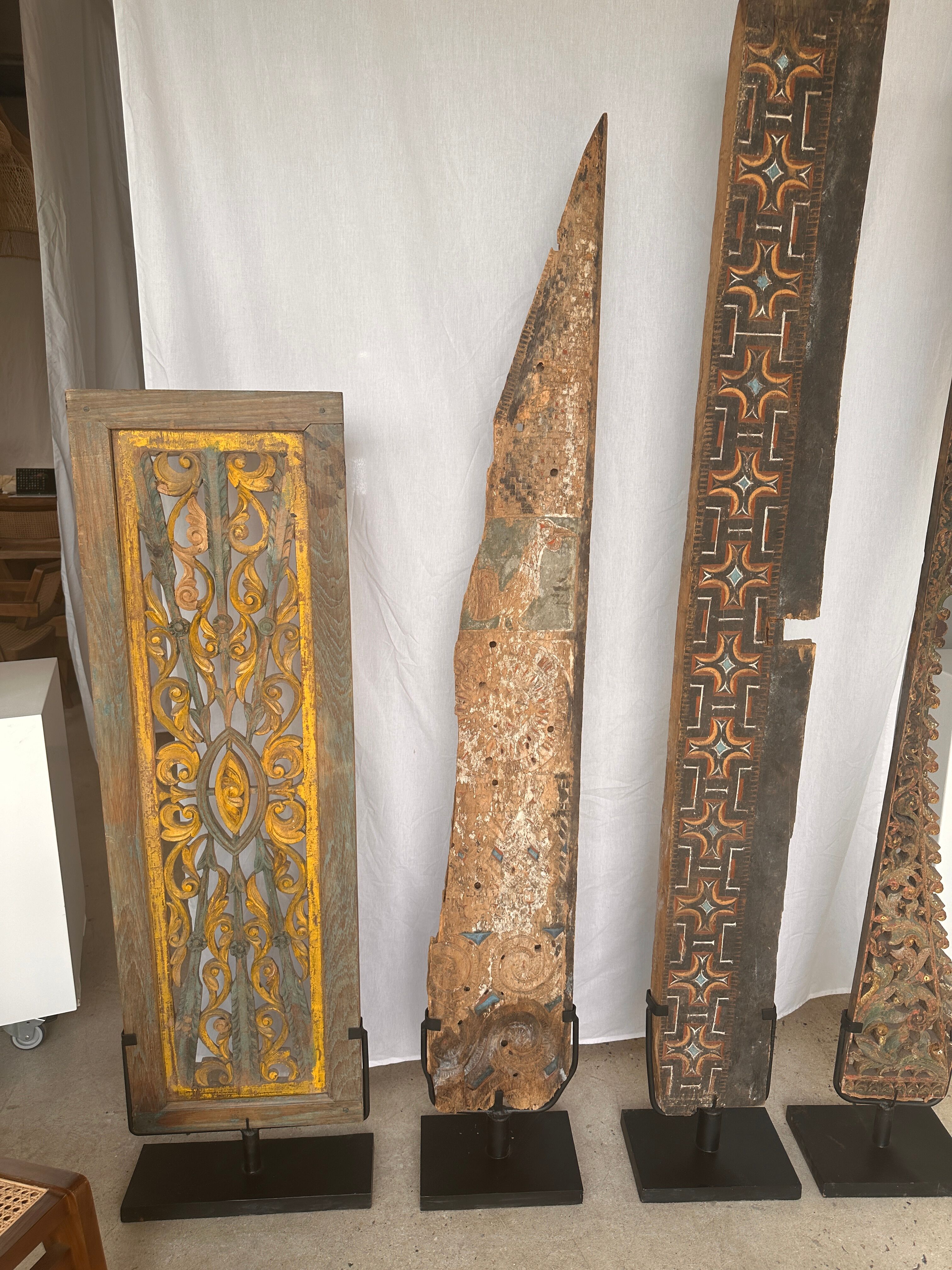 Rectangular Indonesian construction element with blue and yellow plant in carved wood