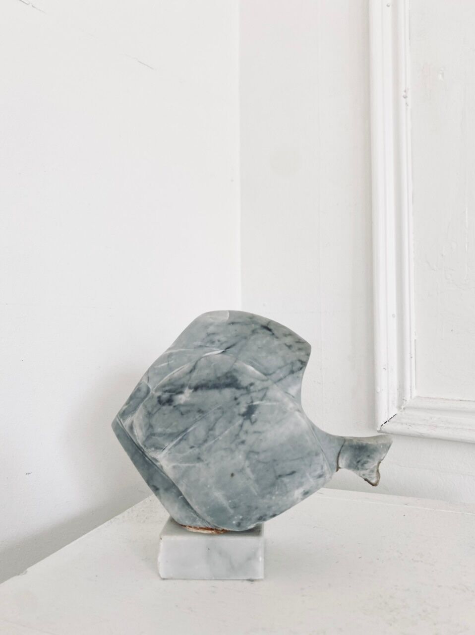 Poisson en marbre gris