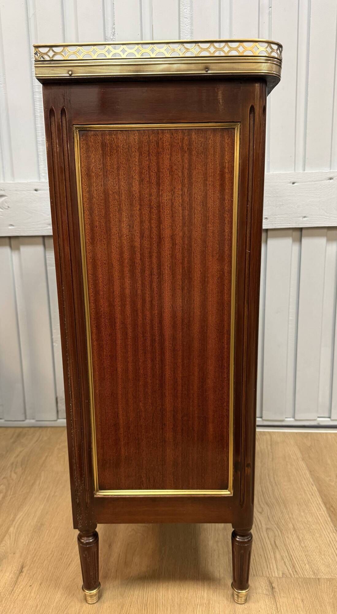 Small sideboard from the mid-century in mahogany -