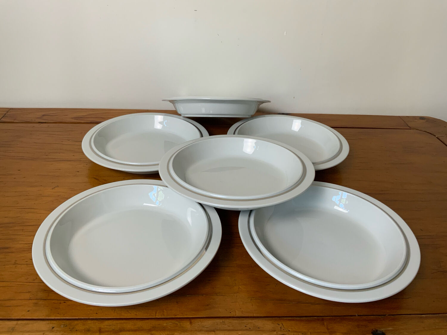 White and silver plates