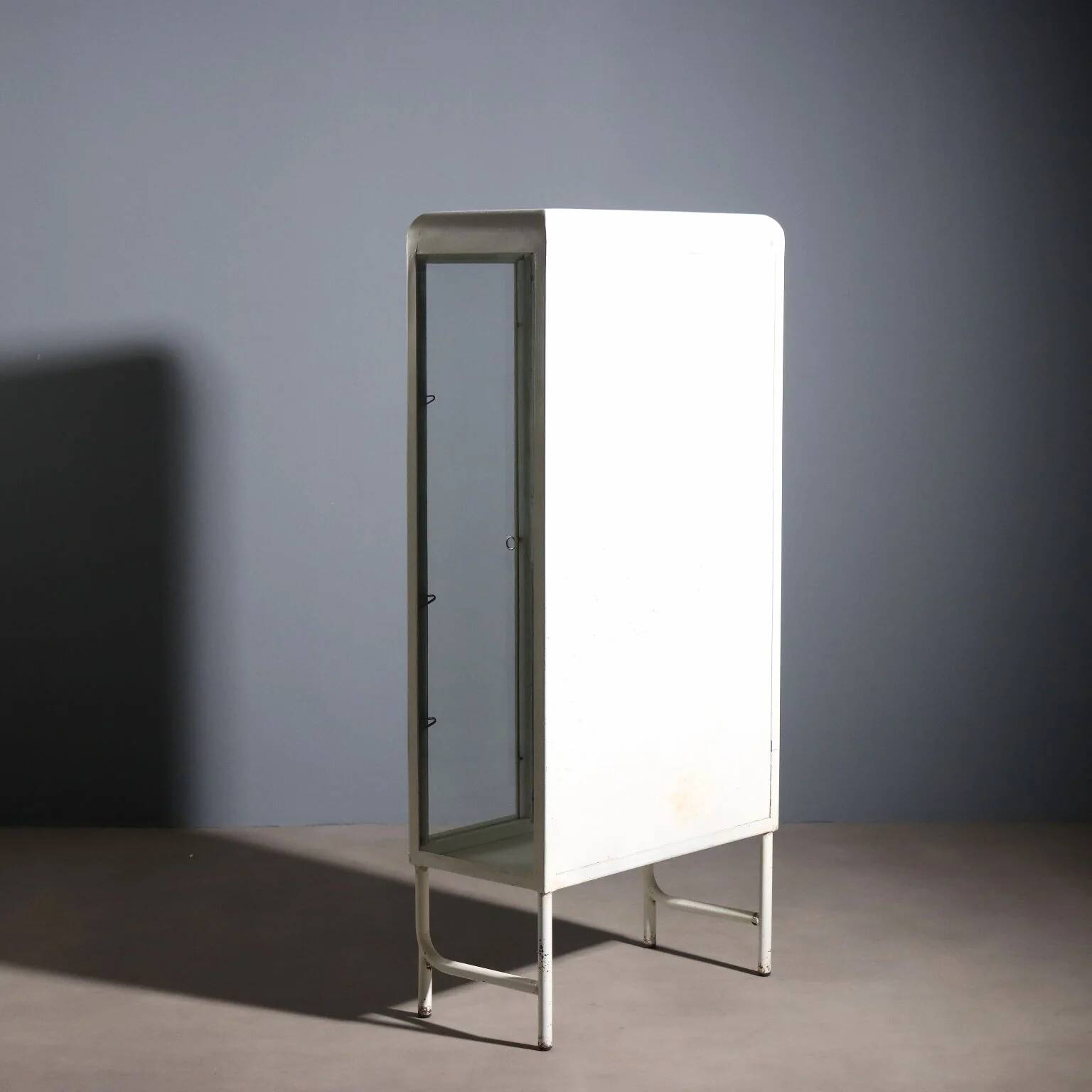 Vitrine industrielle des années 1960
