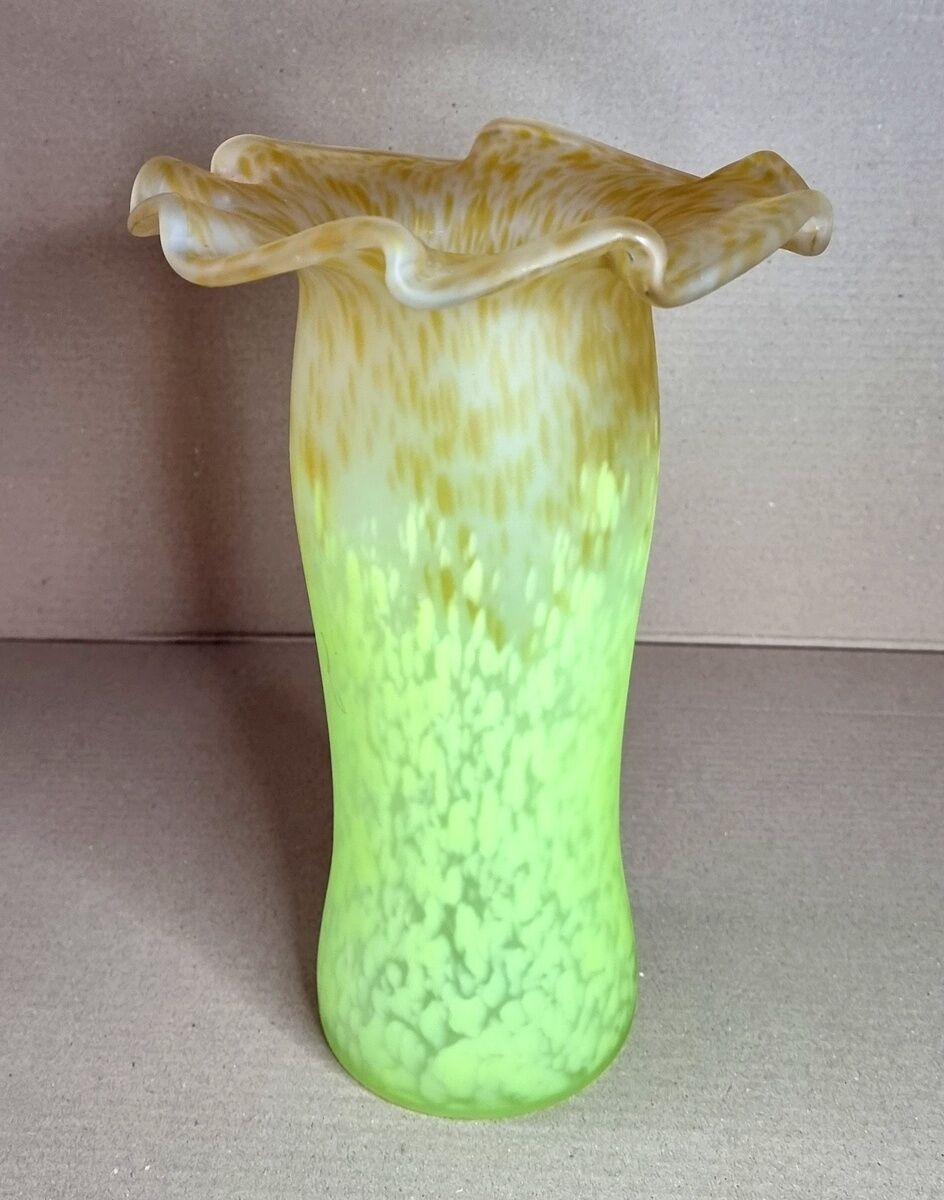 Vase en verre soufflé opaque style art nouveau