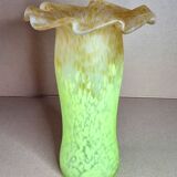 Vase en verre soufflé opaque style art nouveau