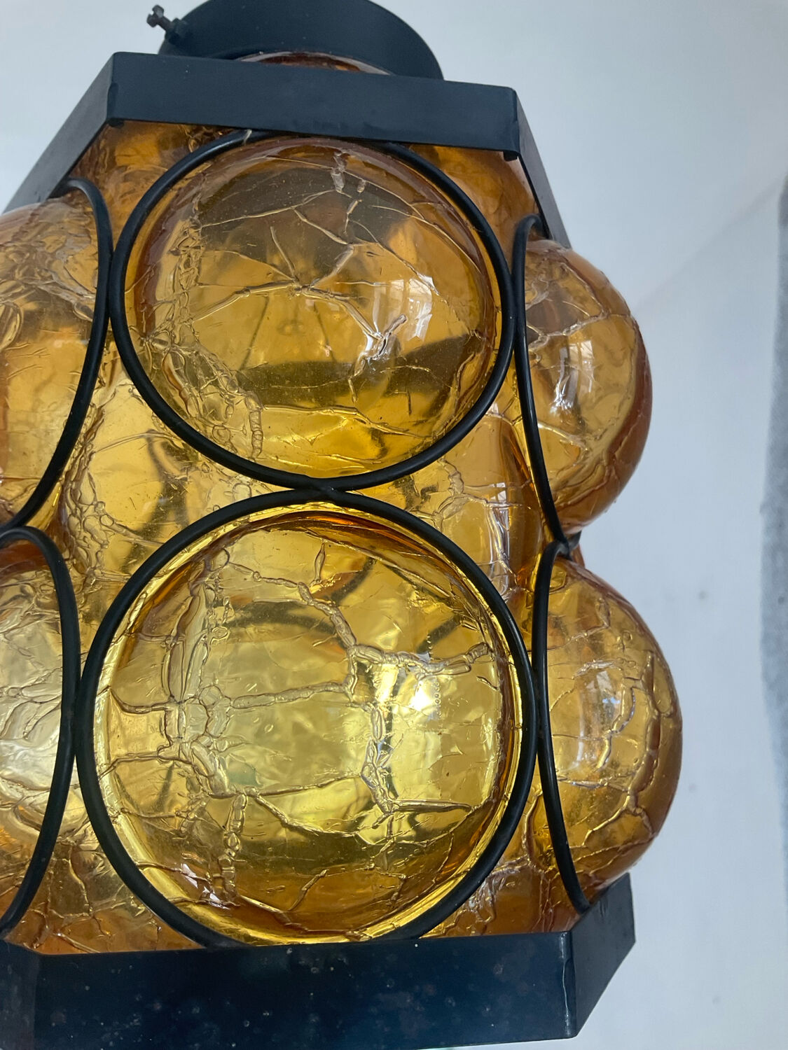 Suspension en verre ambré et fer forgé des années 60