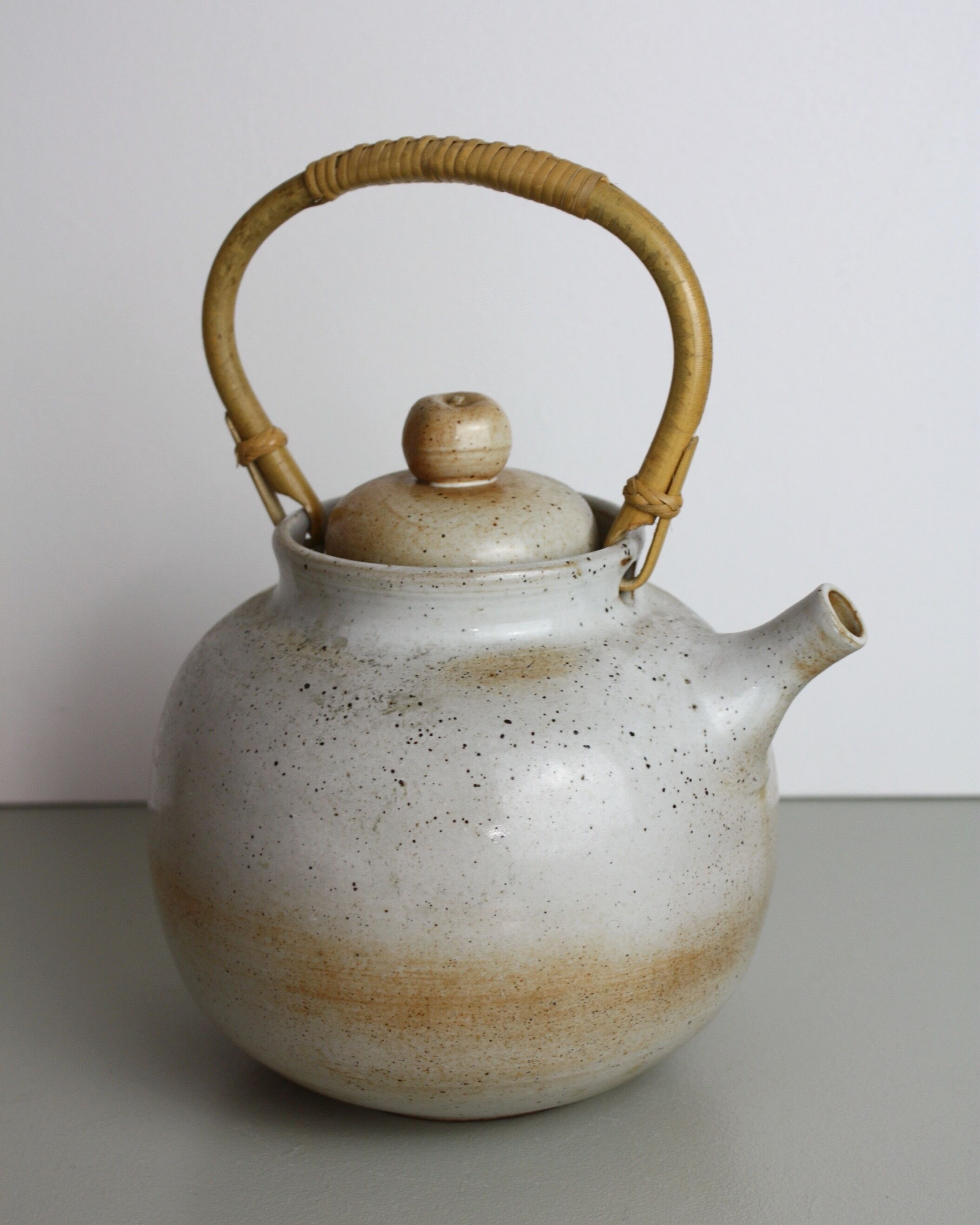 Round teapot with rattan handle Grès du Marais