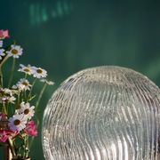 Lampe à poser globe vintage en verre strié