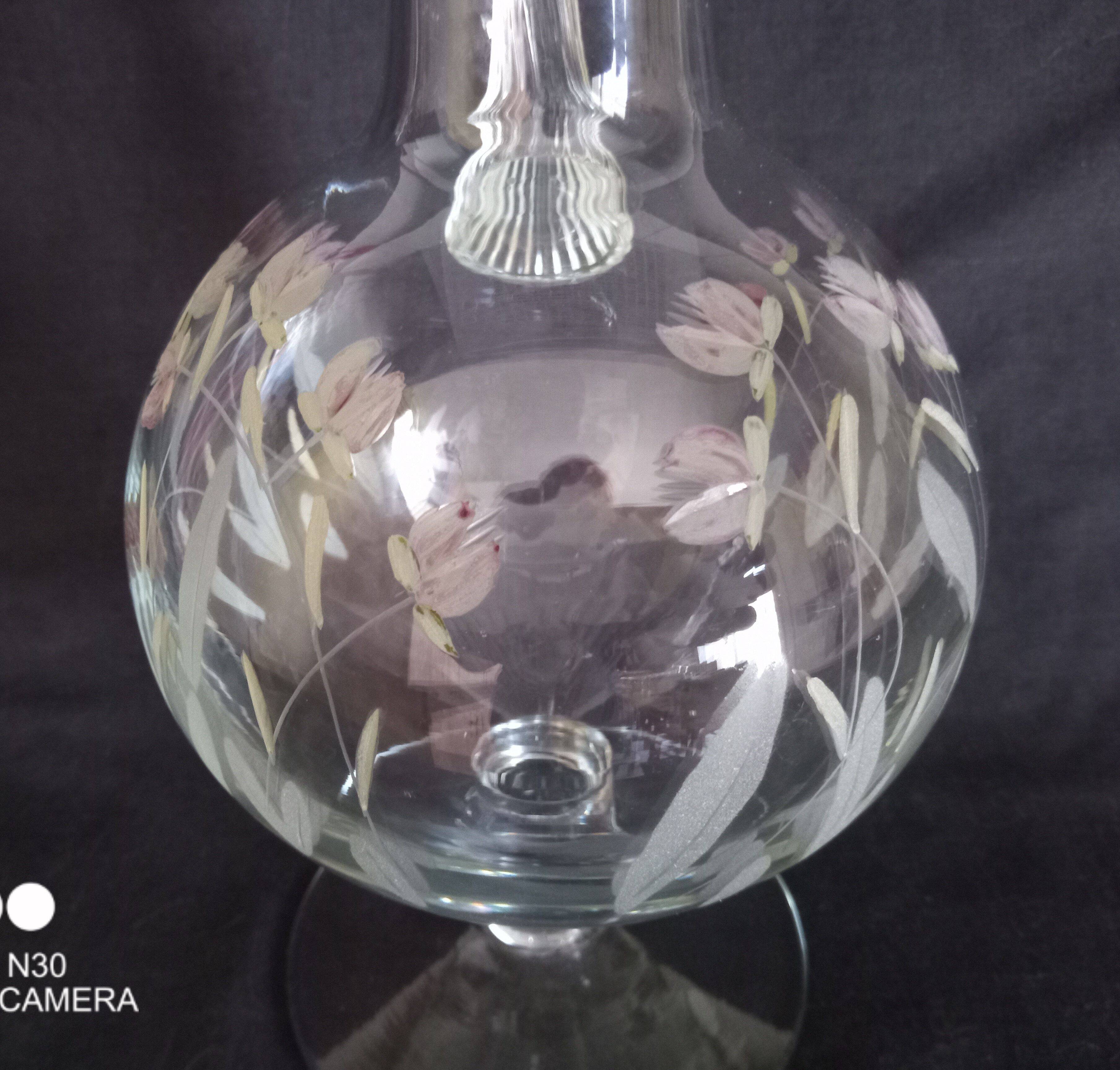 Carafe à vin sur pied, en verre taillé et émaillé