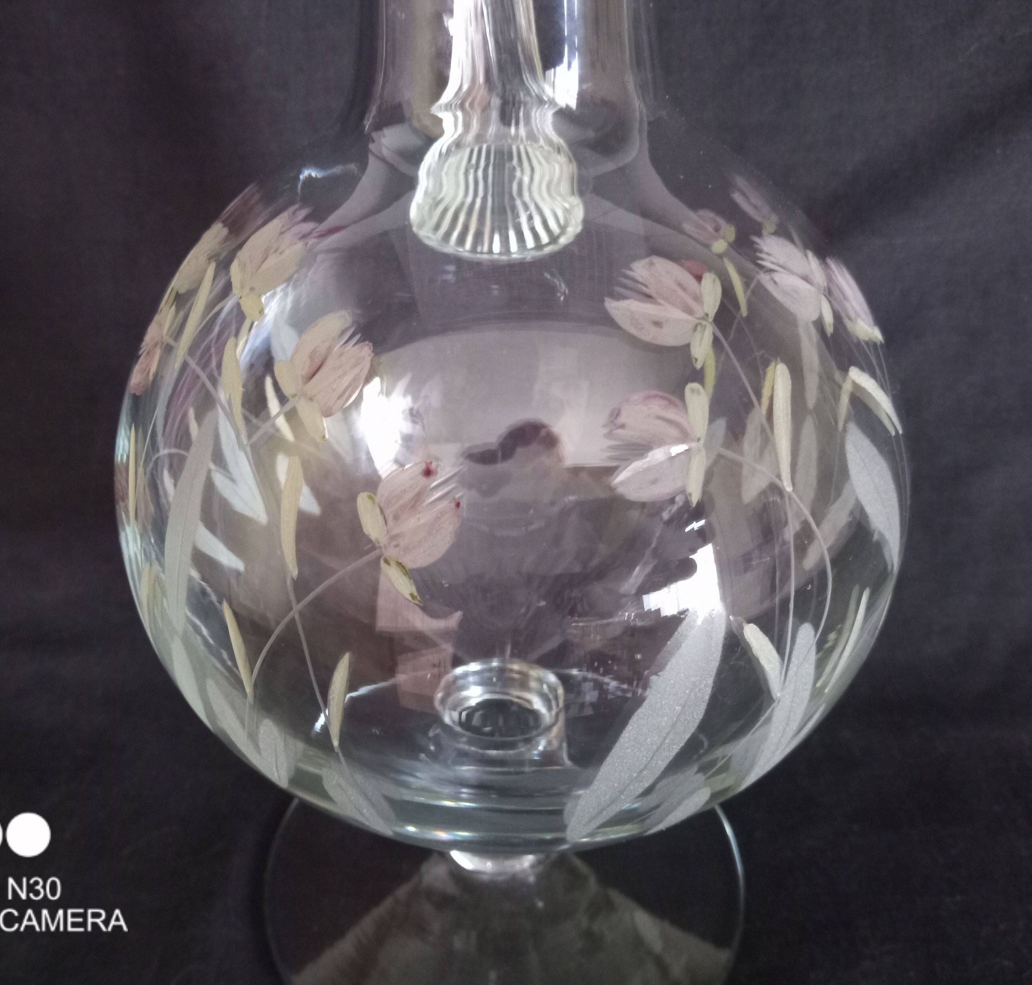 Carafe à vin sur pied, en verre taillé et émaillé