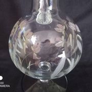 Carafe à vin sur pied, en verre taillé et émaillé