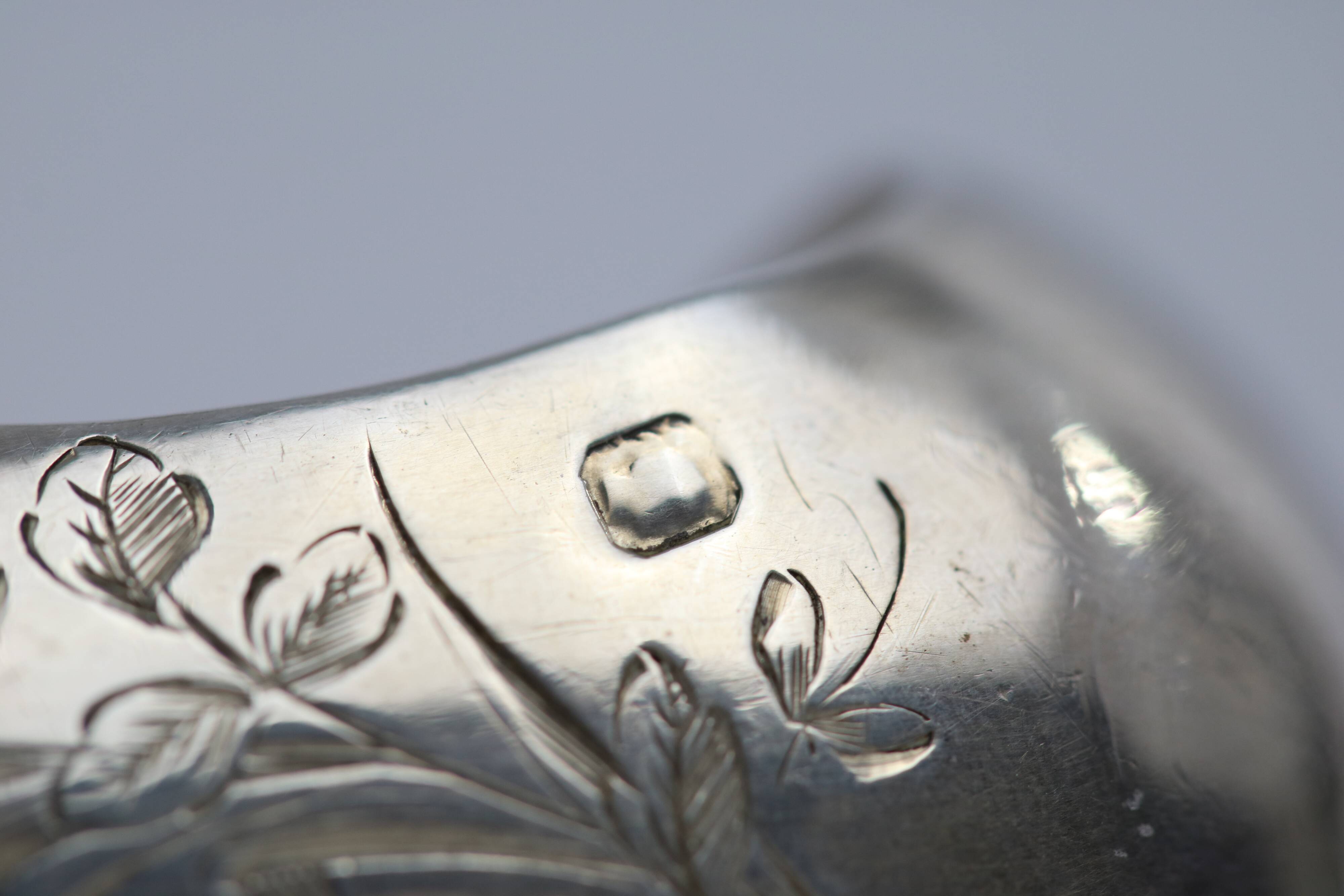Acanthus-leaf sugar pinch in solid silver acanthus leaf