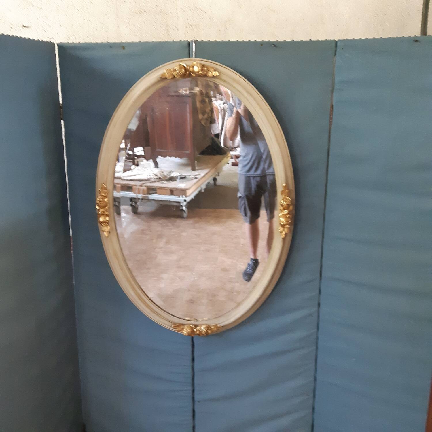 White and gold oval mirror 101X70