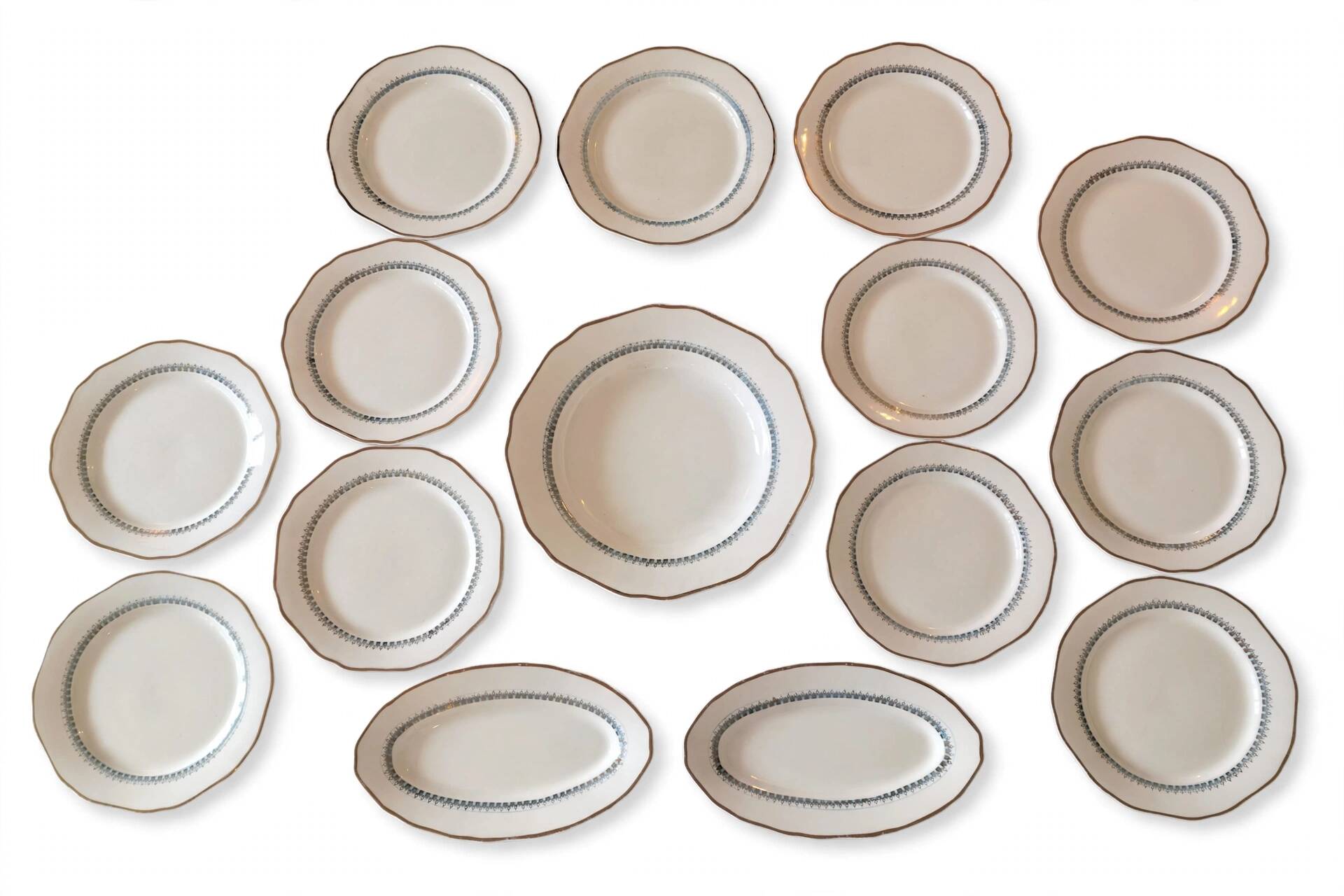 Service of 13 pieces in Longwy faience. Auteuil model, 10 plates, 1,