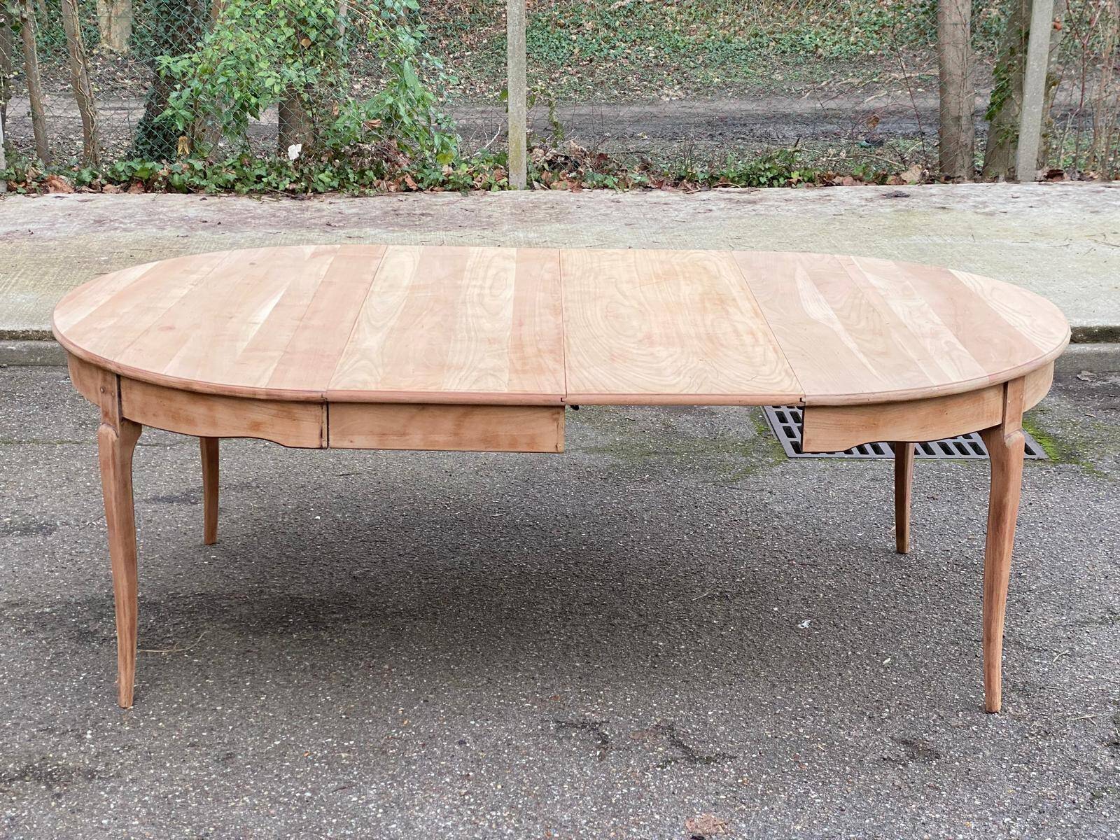Renovated round dining table in solid wood, Louis XV style from the 19th century.
