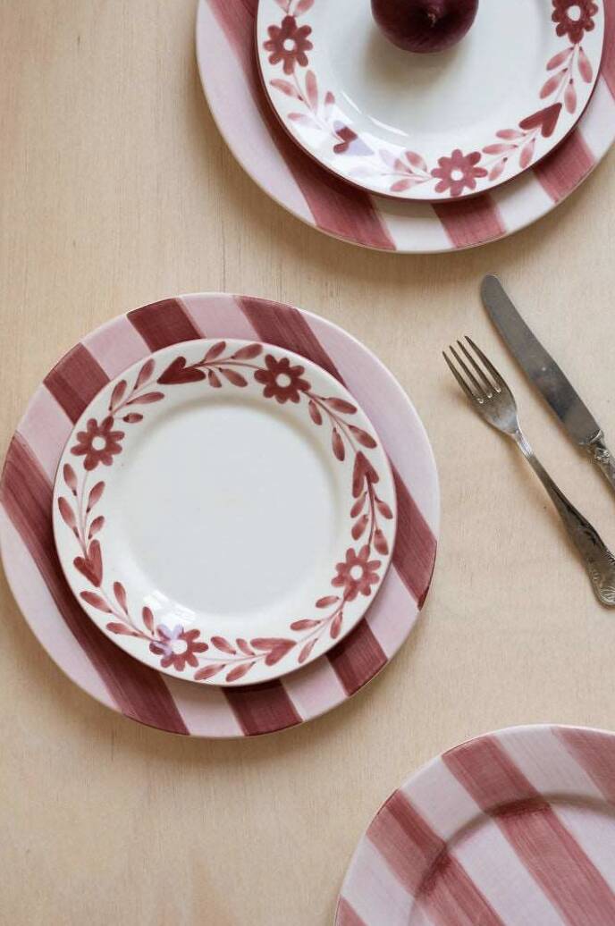 Assiette plate en céramique peinte à la main