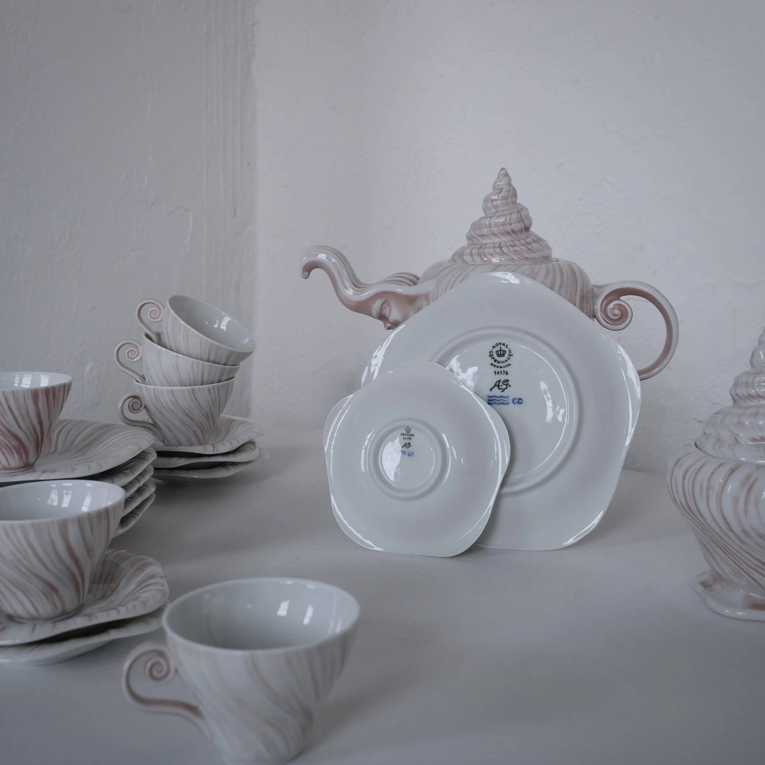 Porcelain coffee set "Rose Triton" by Arje Griegst for Royal Copenhagen | 1970s