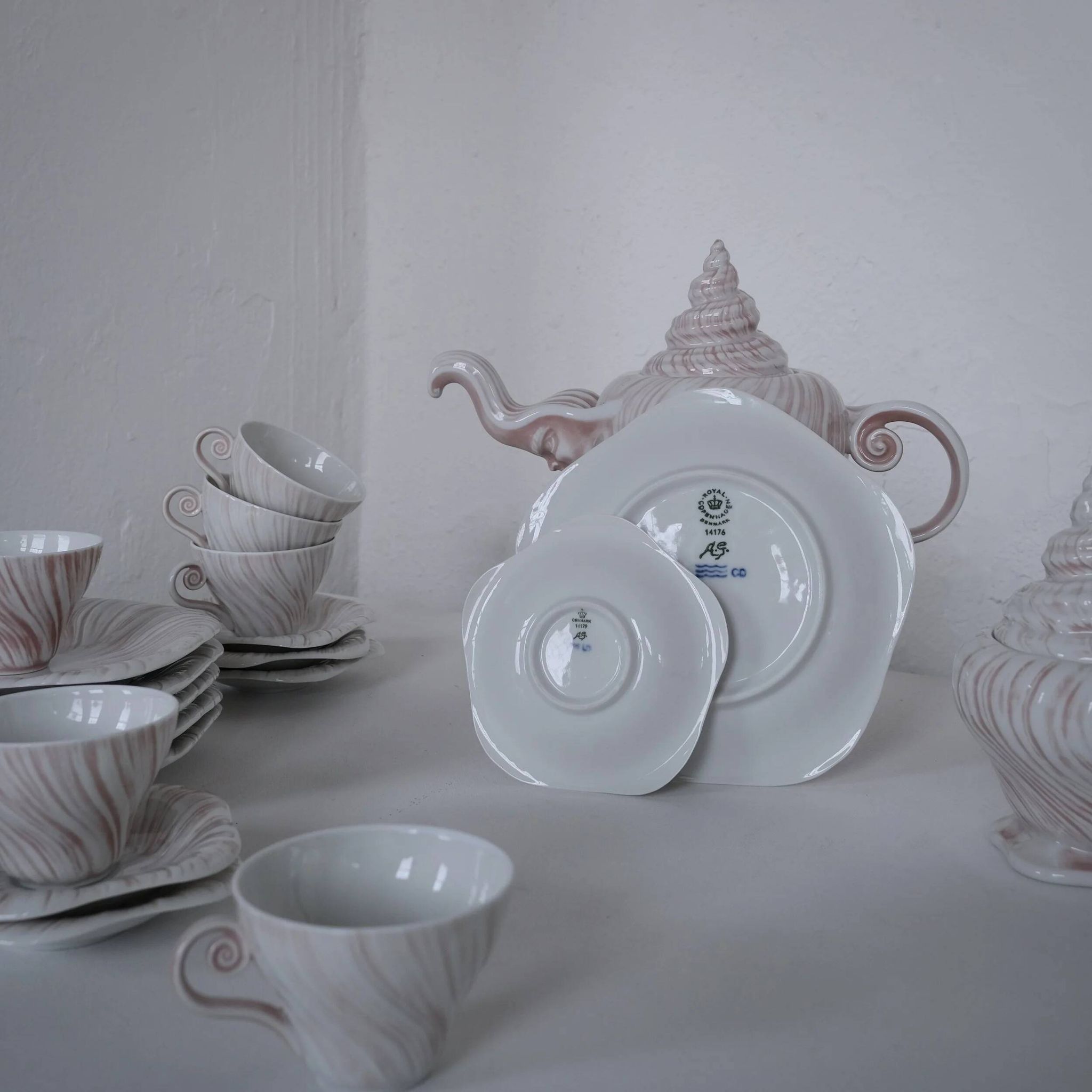 Porcelain coffee set "Rose Triton" by Arje Griegst for Royal Copenhagen | 1970s